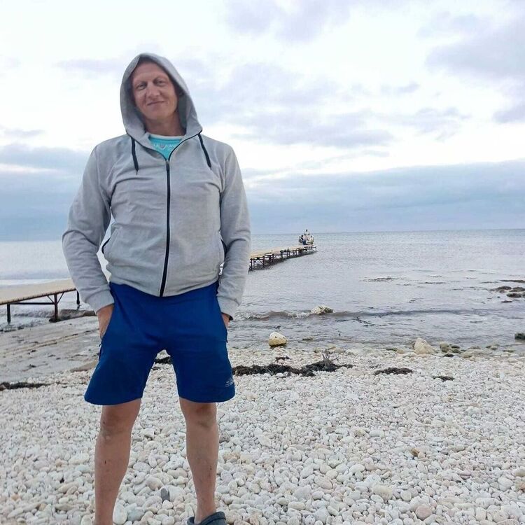  ,   Viktor, 48 ,   ,   