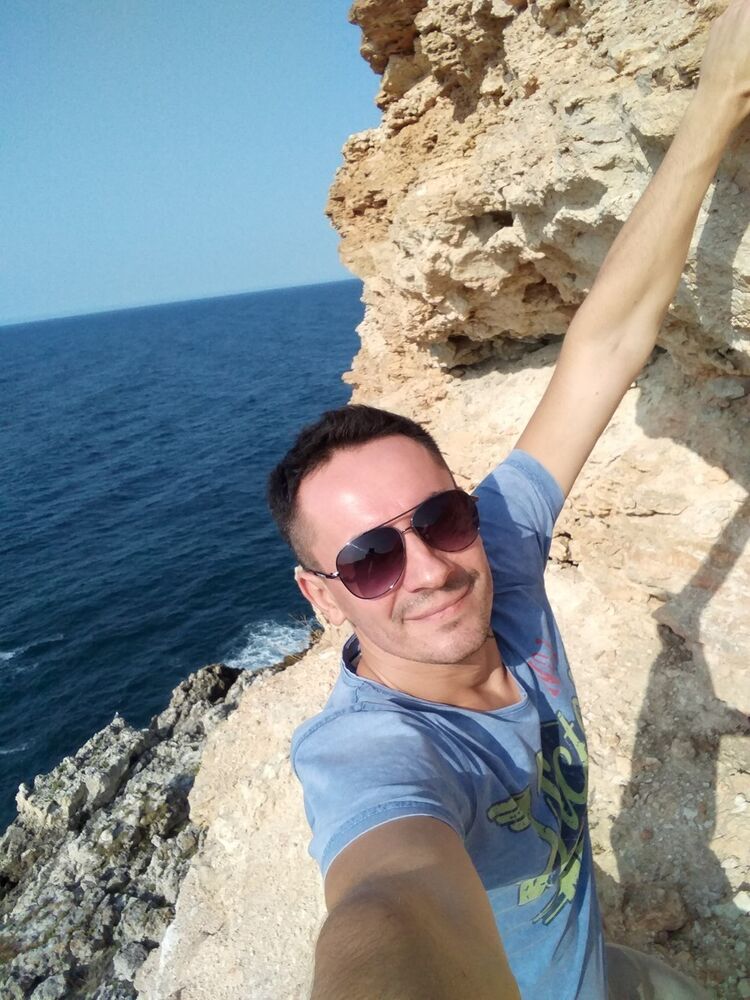  11743647  Dmitro, 37 ,    