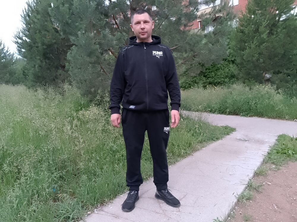  44179927  Viktor, 43 ,    