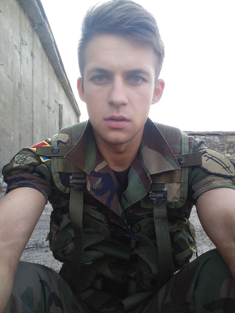  6409837  Viktor, 30 ,    