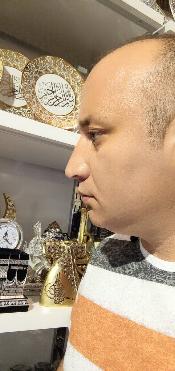  21421827  Kamil, 44 ,    