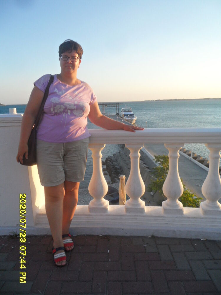  23520777  Julia, 40 ,    