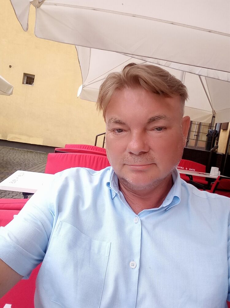  22454597  Krzysztof, 60 ,    