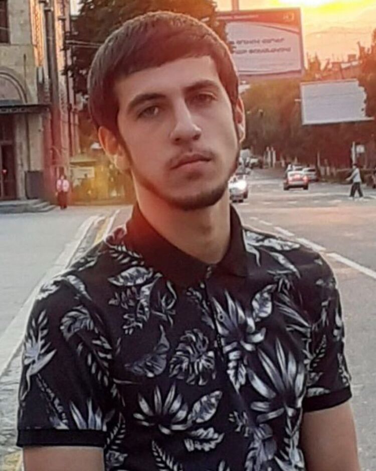  30984217  Aren, 23 ,    