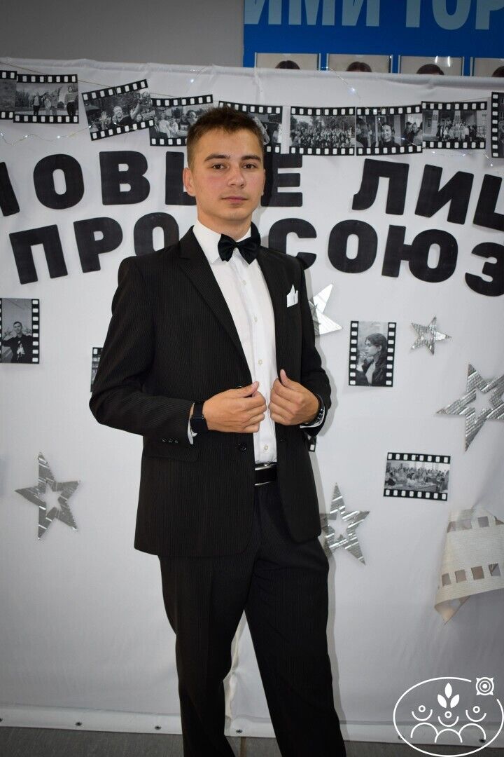  38178107  Konstantin, 23 ,    