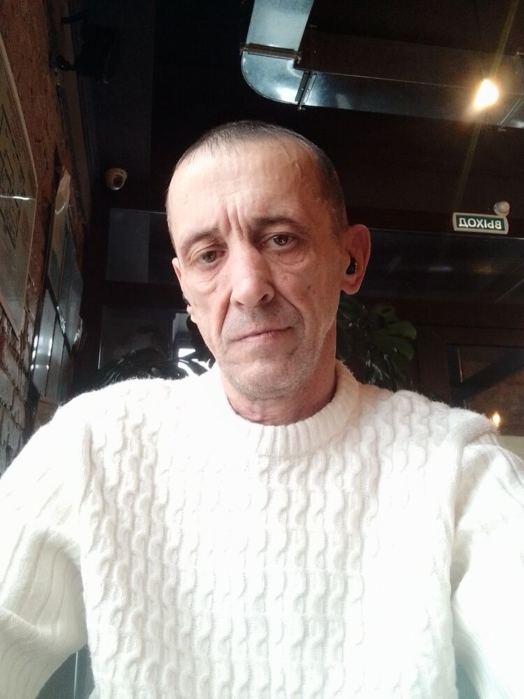  ,   Viktor, 54 ,   c 