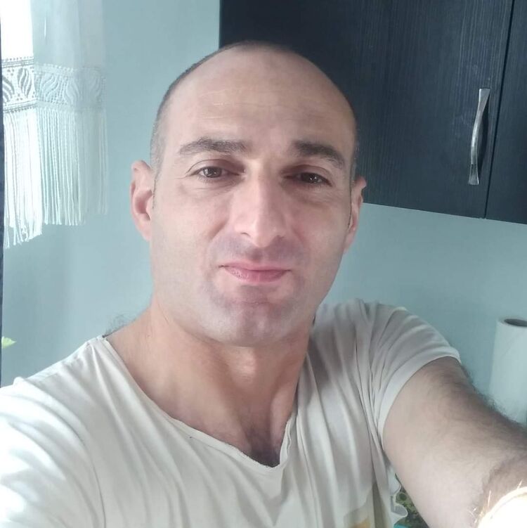  47076847  Aleko, 45 ,    