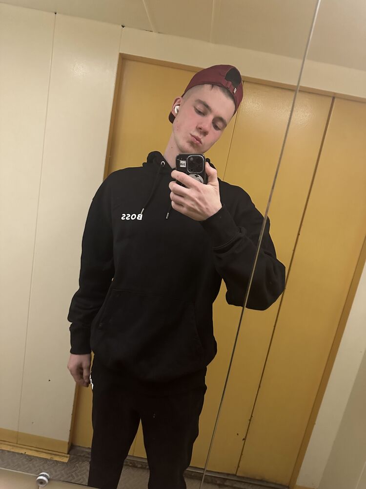  44783187  Max, 23 ,    