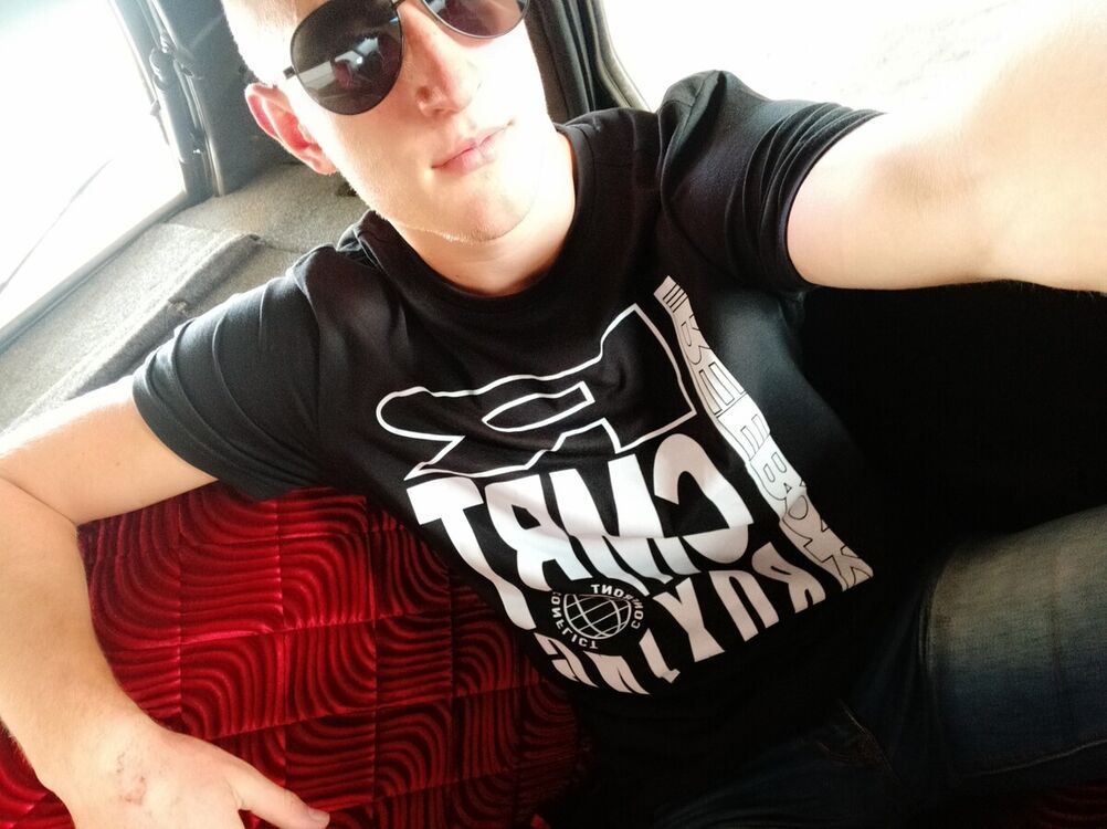  21079367  Viktor, 25 ,    