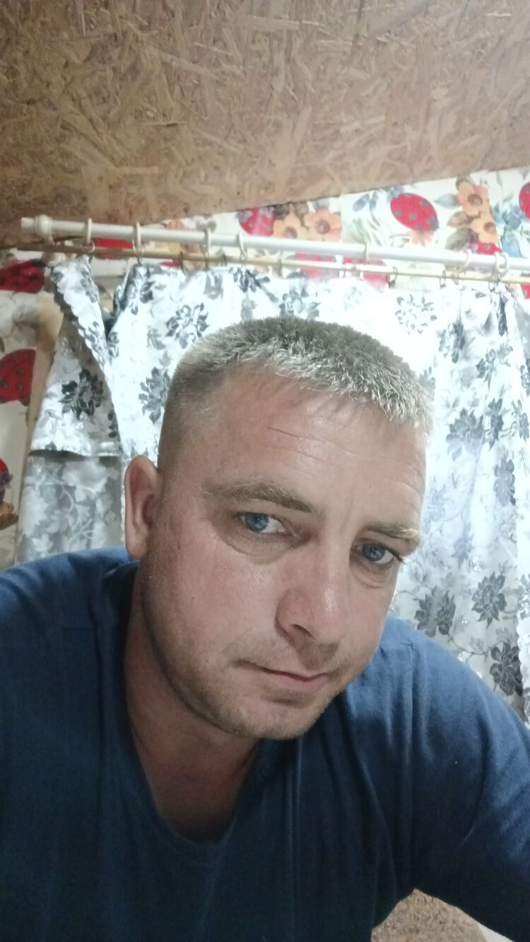  54025207  Pavel, 37 ,    