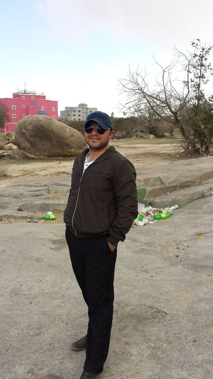  53524437  Ali, 44 ,    