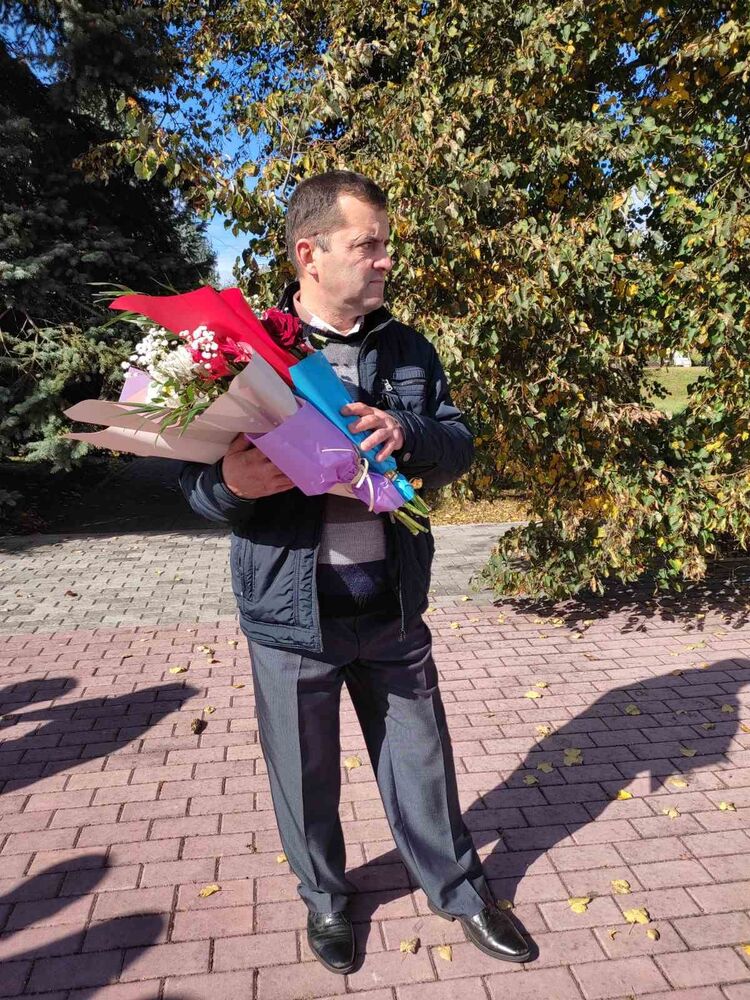  54289087  Vasil, 49 ,    