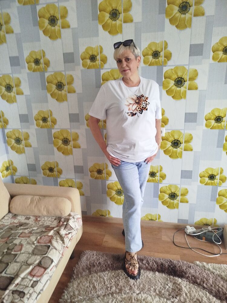  53084477  Elena, 51 ,    