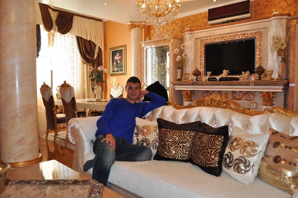  ,   Dima, 32 ,   