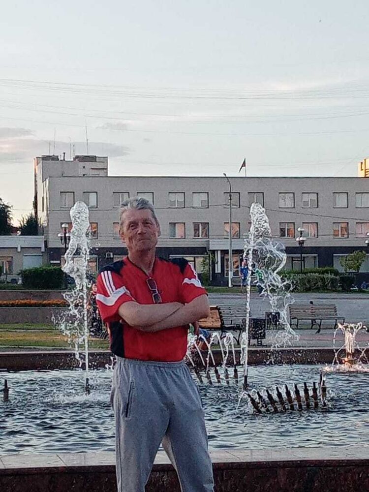  34949347  Yury, 49 ,    