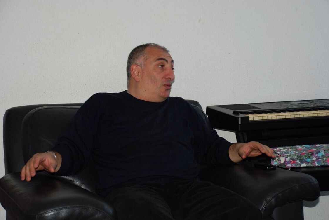  34974567  Goga, 54 ,    