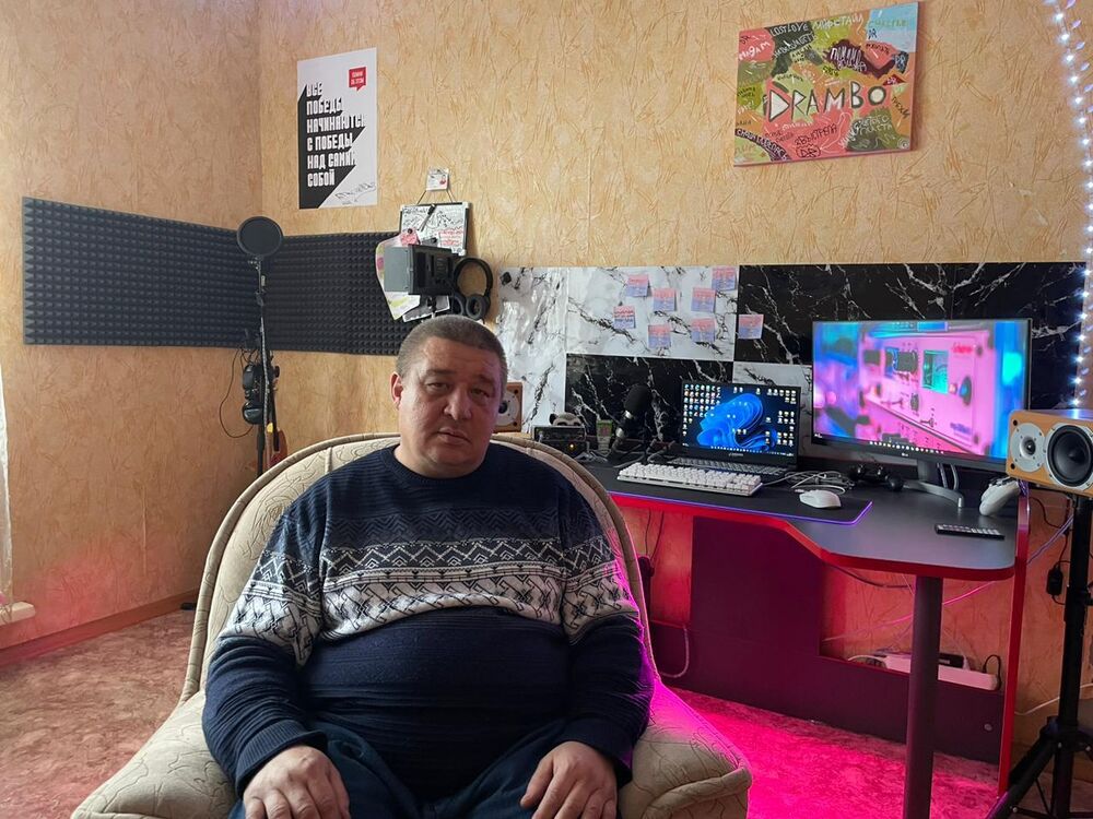  44605917  Sergey, 52 ,    
