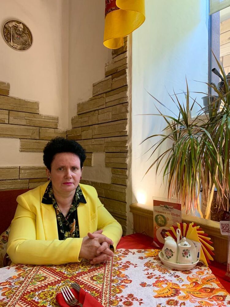  45747047  Elena, 55 ,    