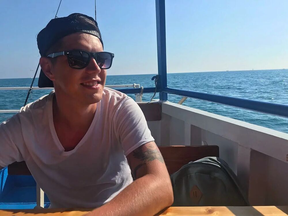  27530697  Denis, 31 ,    