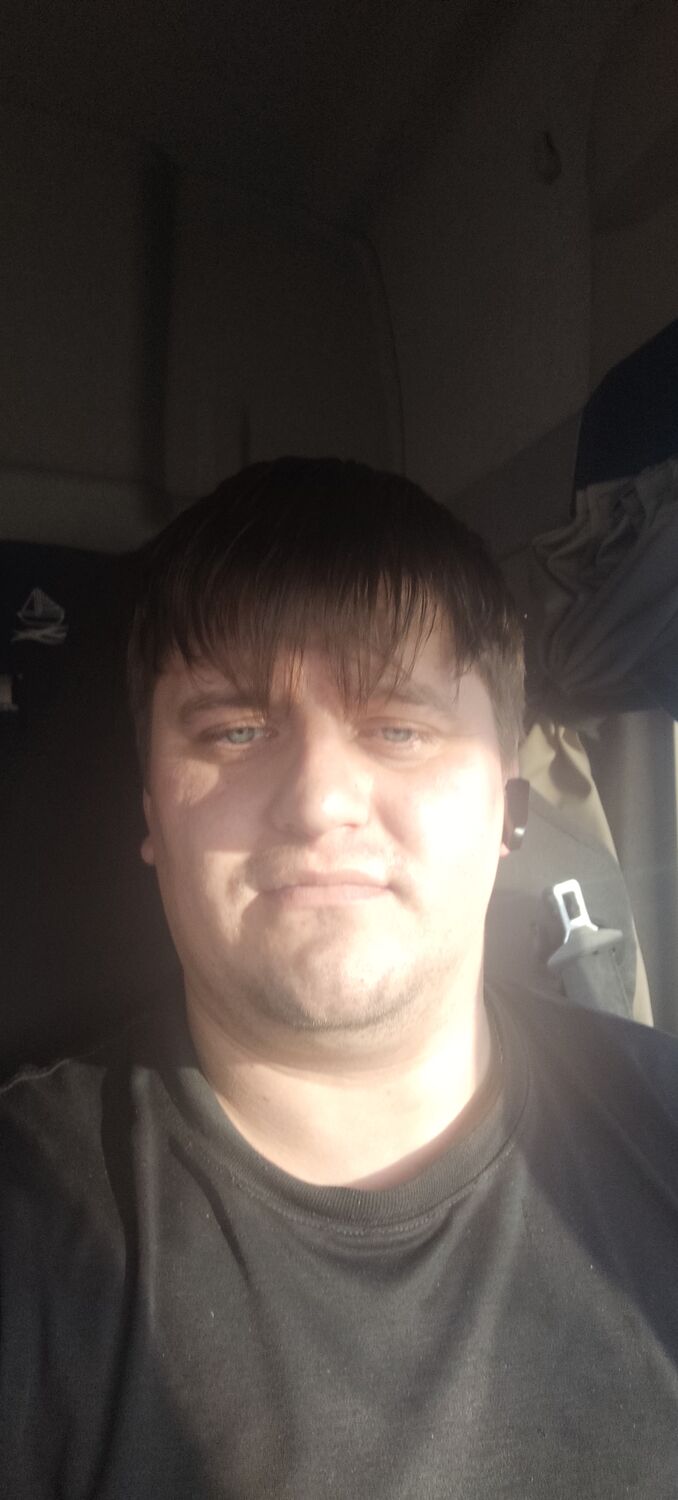  30981477  Viktor, 33 ,    