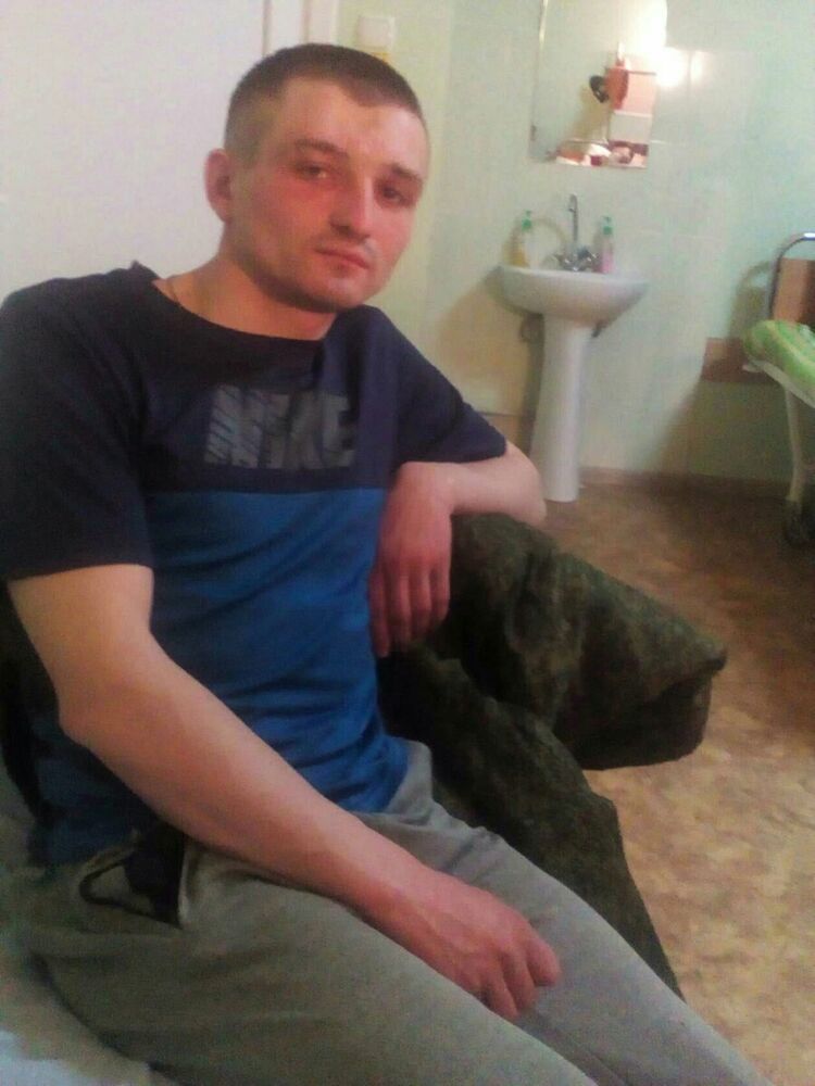  21422027  Viktor, 32 ,    