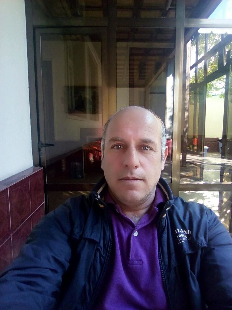  18112467  Tekin, 52 ,    