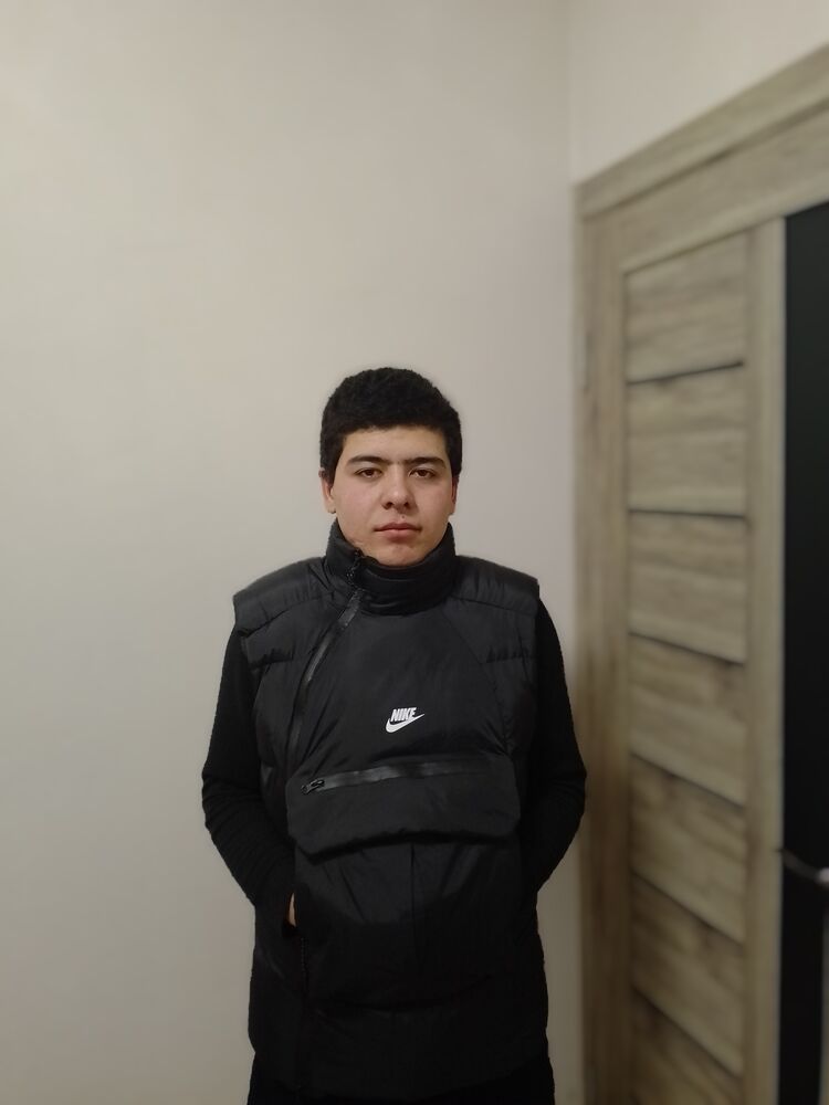  32567827  Xusayn, 21 ,    