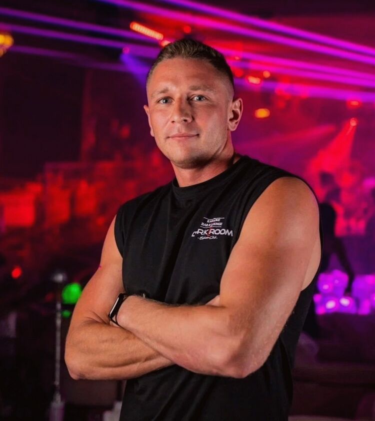  51142107  Viktor, 29 ,    