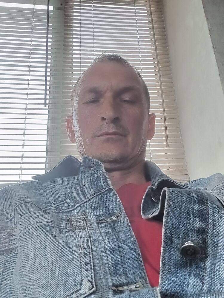  42365177  Viktor, 48 ,    
