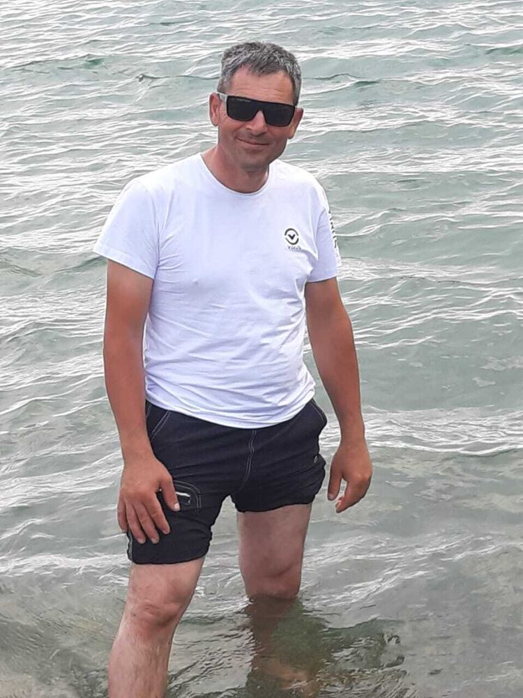  46559327  Andranik, 44 ,    