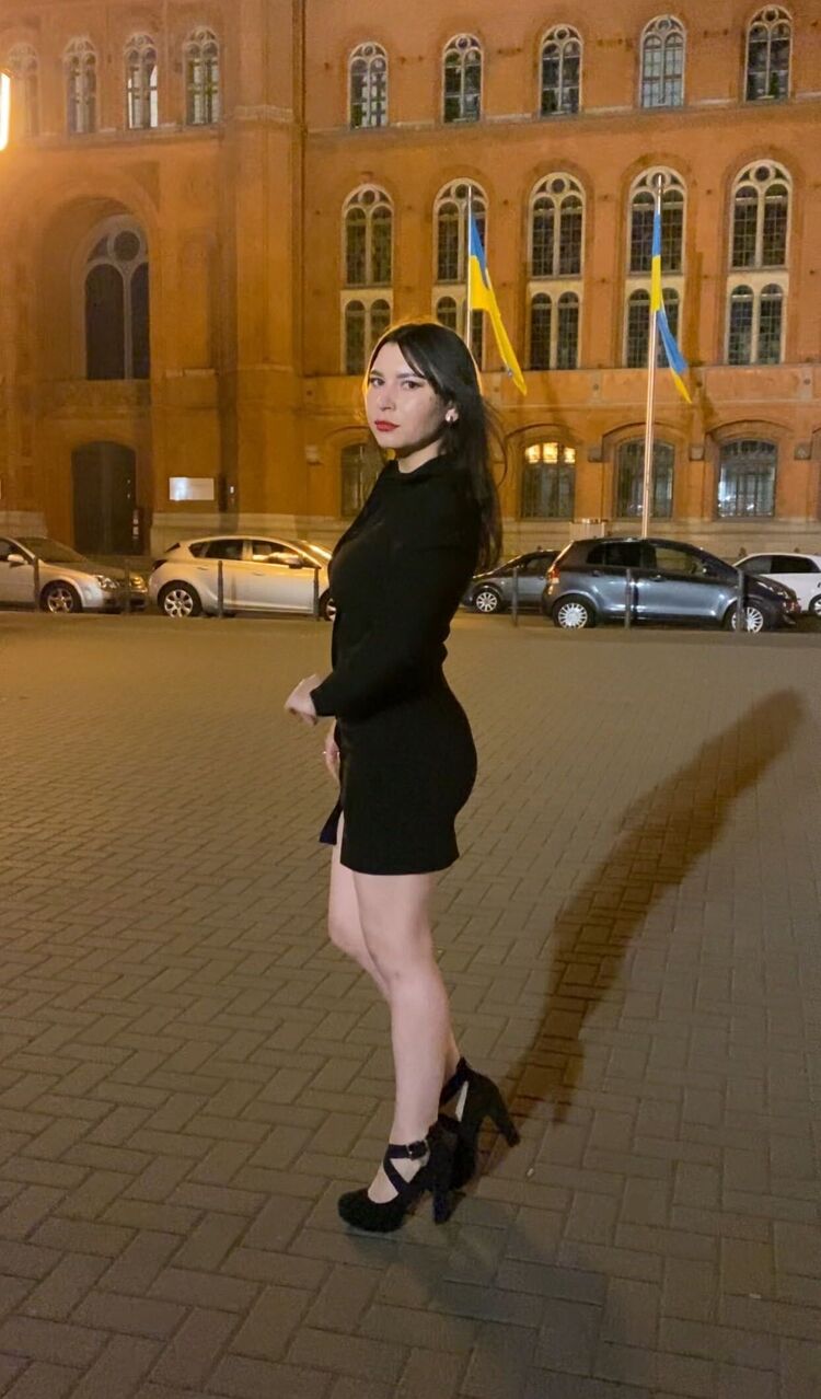  ,   Kira, 22 ,   ,   