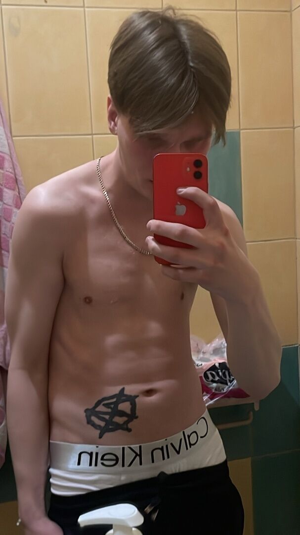 42392117  Daniil, 24 ,    
