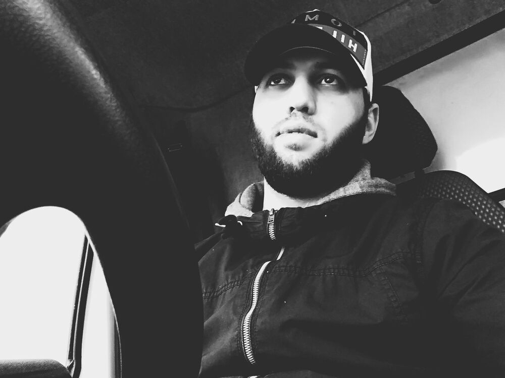  18831297  Artyr, 37 ,    