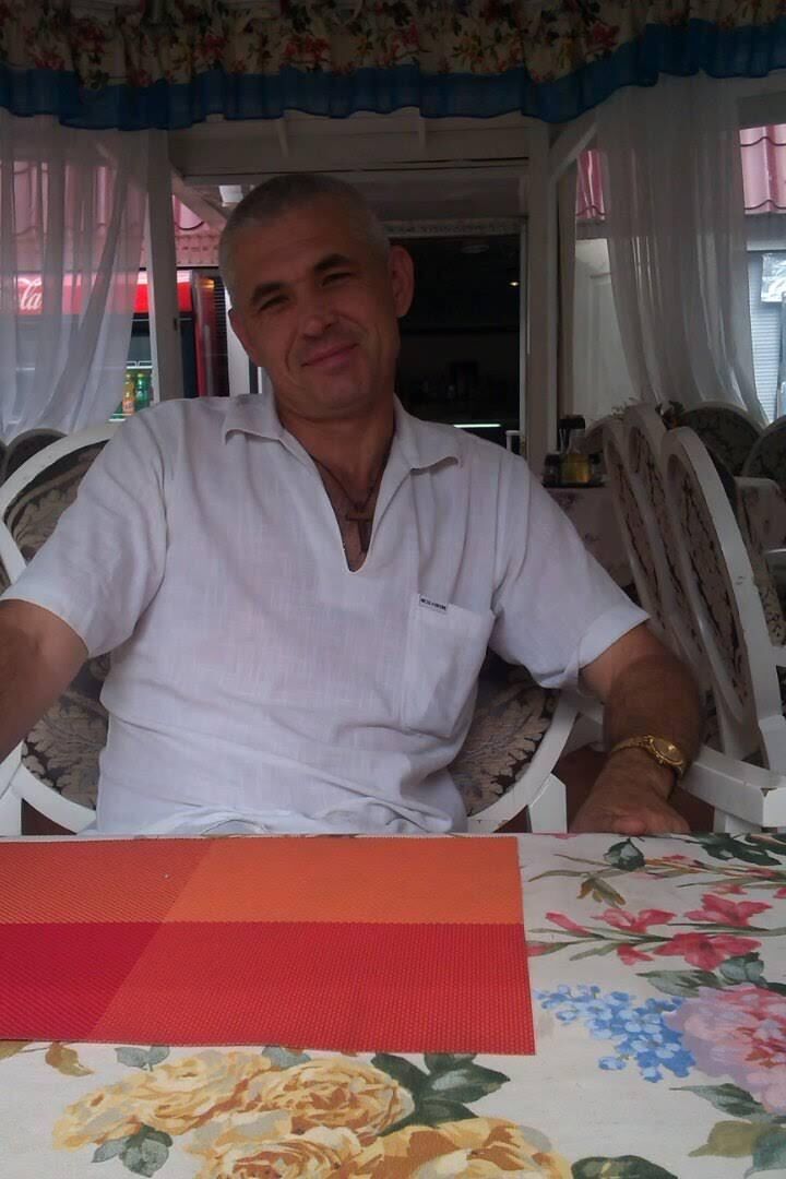  44293527  Konstantin, 52 ,    
