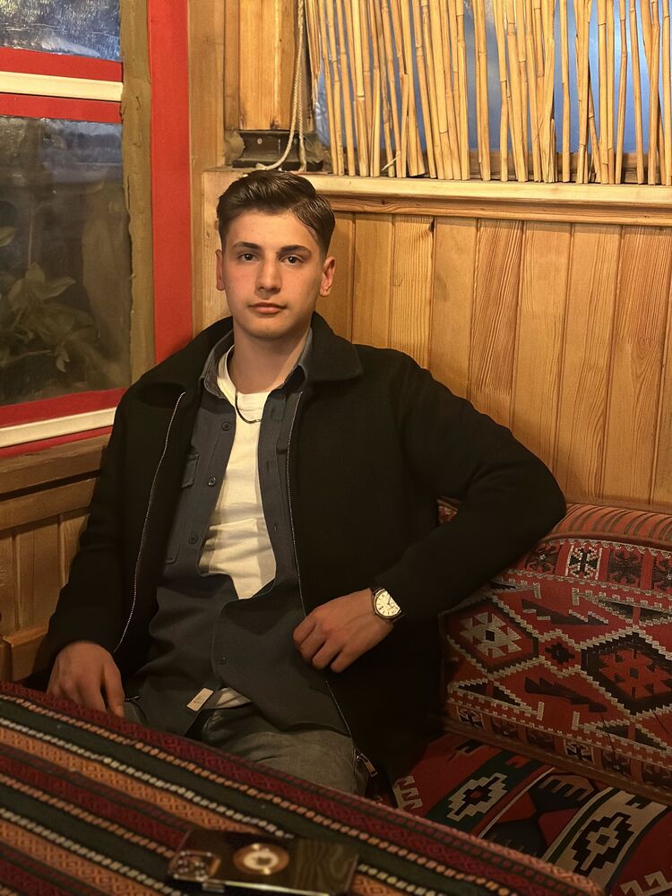  43357617  Hakan, 20 ,    