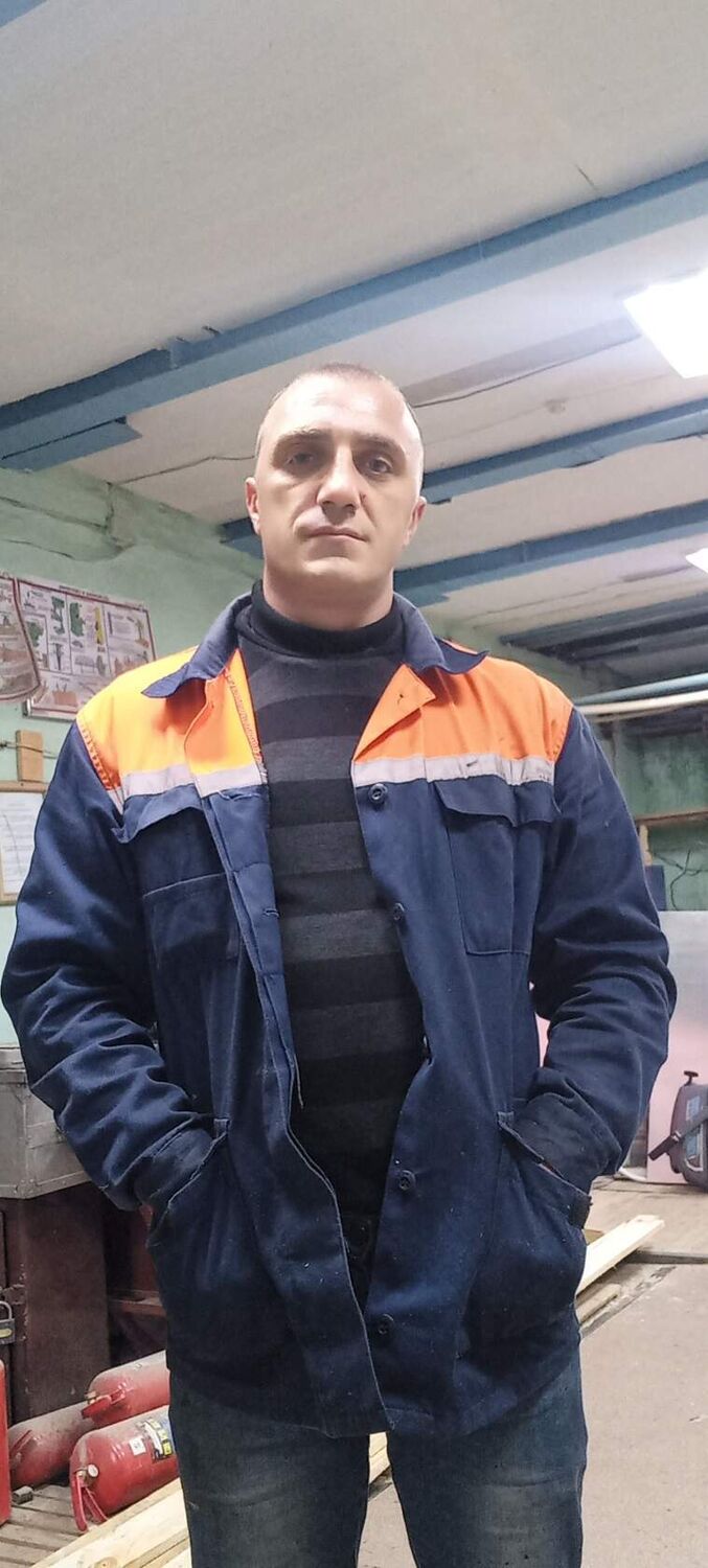  46680397  Denis, 40 ,    