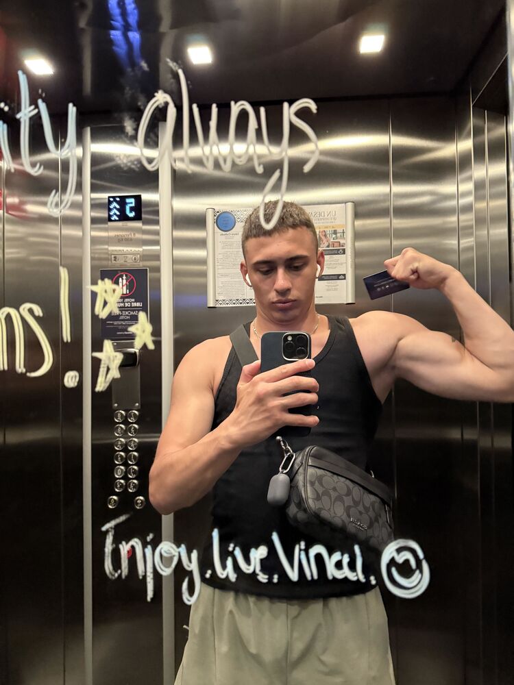  53415857  Gleb, 21 ,    Barcelona