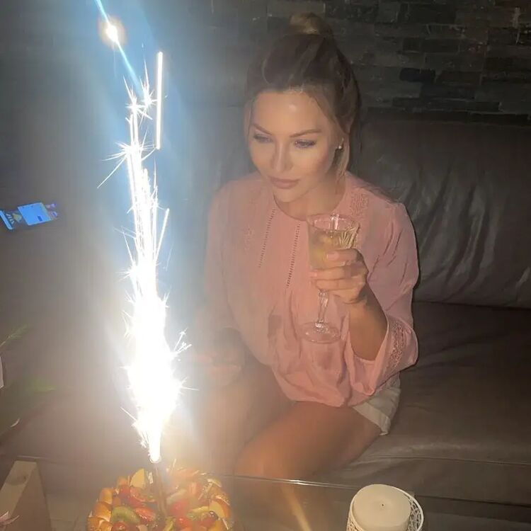  31935257  Olena, 45 ,    Limassol