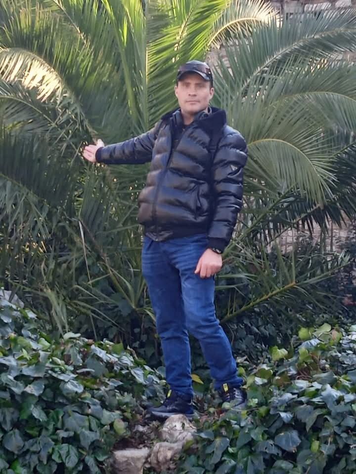  49146357  Alexandru, 37 ,    