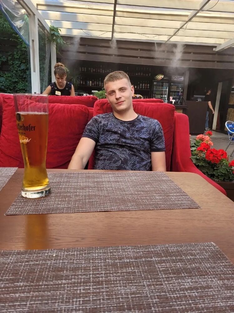  37762397  Anton, 27 ,    