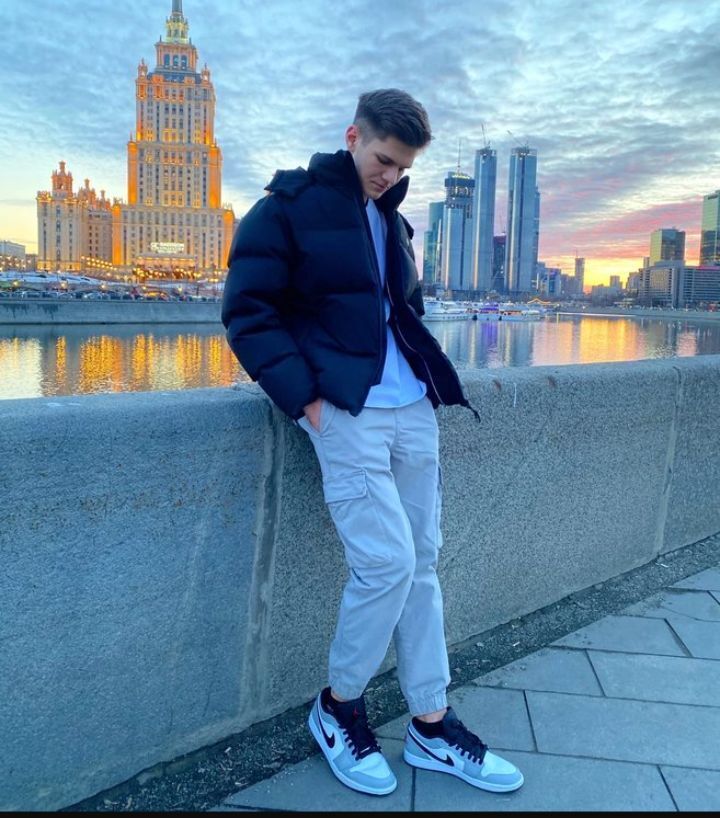  52600797  Priv, 18 ,    