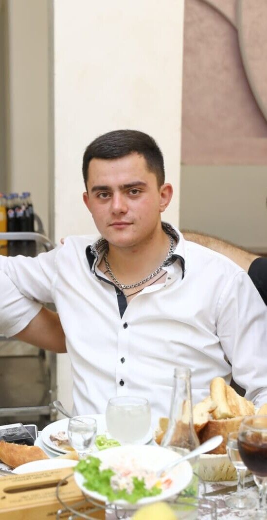  30038187  Hayk, 24 ,    