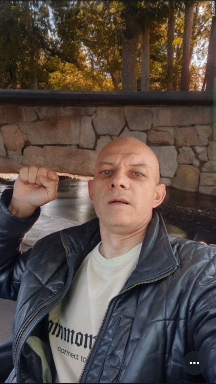  48018617  Sergei, 47 ,    