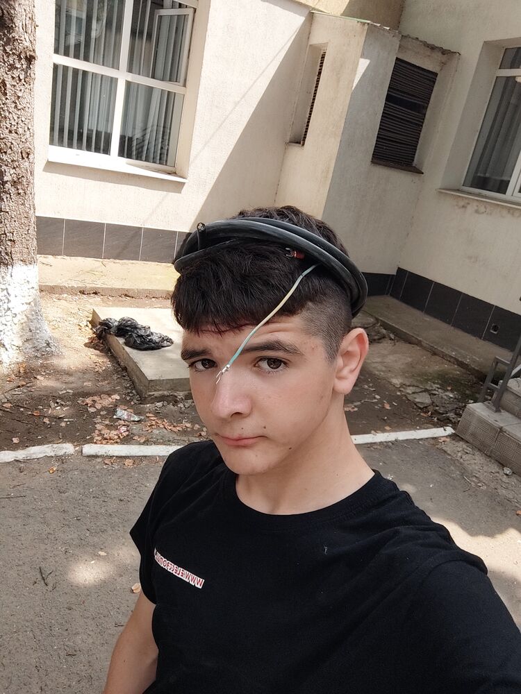  53590547  Liviu, 18 ,    