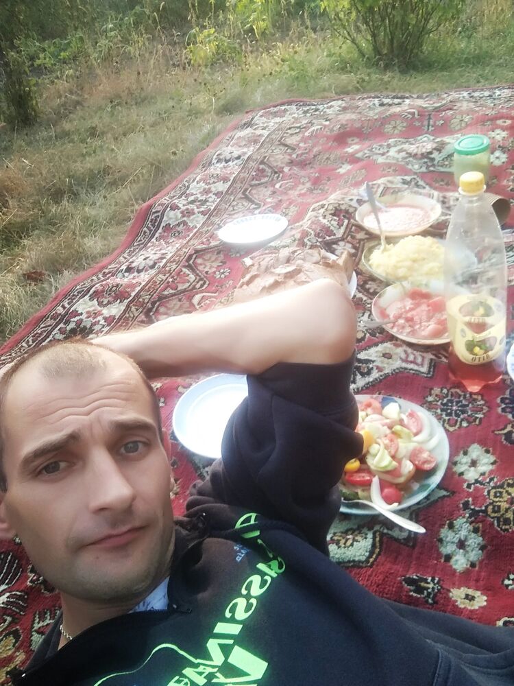  37562587  Nik, 39 ,    