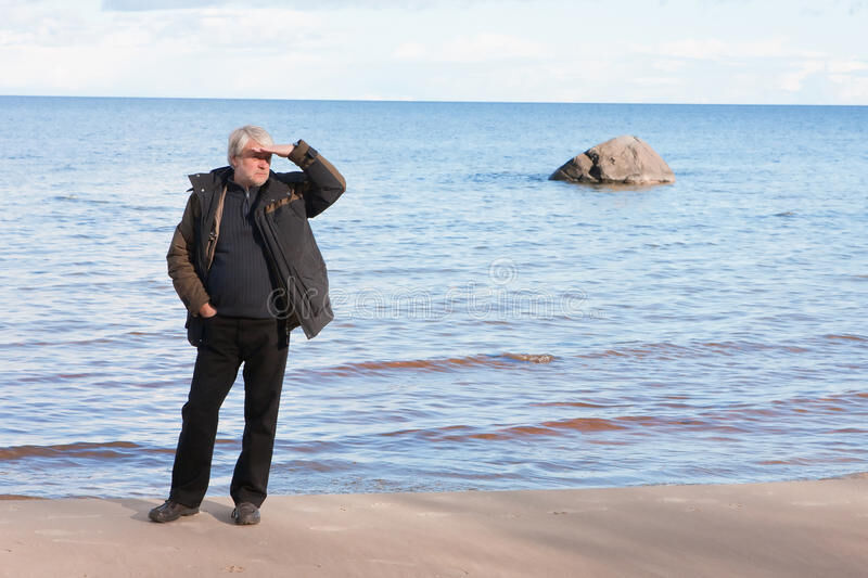 Пожилой мужчина на море. Седой мужчина на берегу. Пожилой мужчина на пляже. Мужчина 50 лет на пляже.