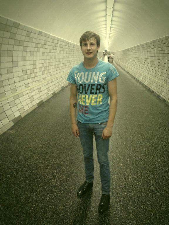  8973137  Sergej, 32 ,    