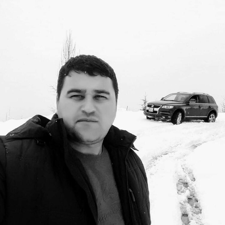  31860017  Elcin, 44 ,    