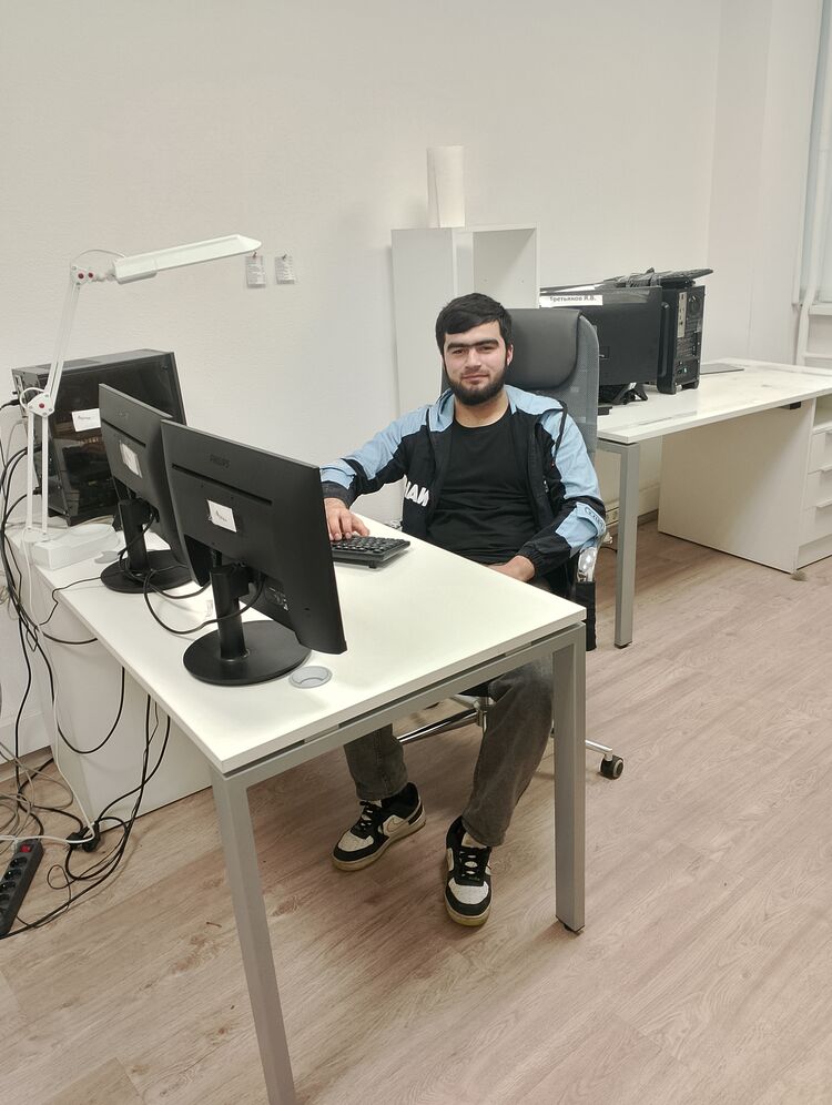  40487677  Mukhiddin, 22 ,    