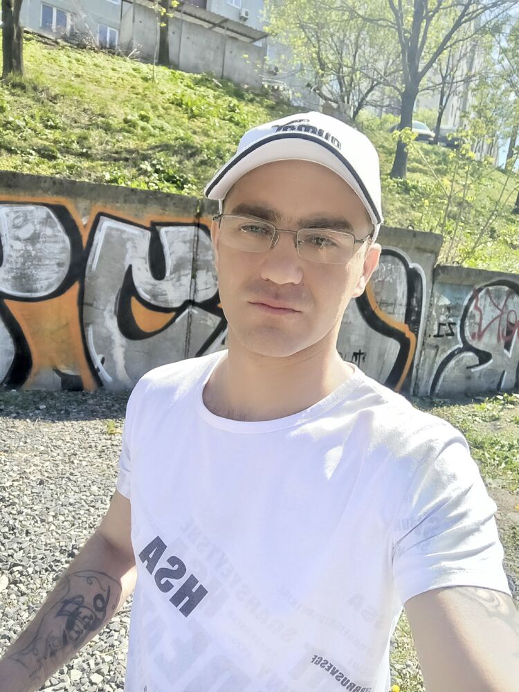  43350817  Ilya, 31 ,    